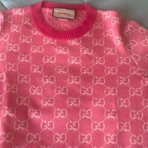 Gucci sweater worn one time last year size Lrg women